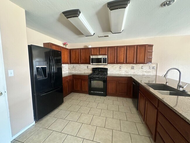 Building Photo - Hanford home w/pool coming soon!