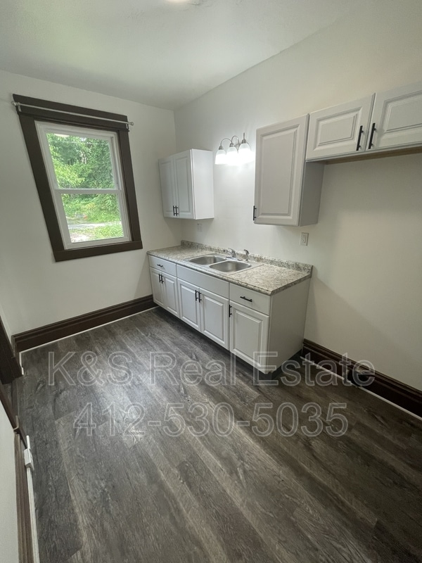 Building Photo - 2311 Valera Ave