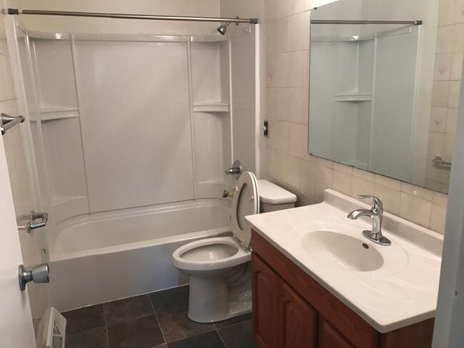 Building Photo - Spacious Rock Island Home with Family Room and Garage!