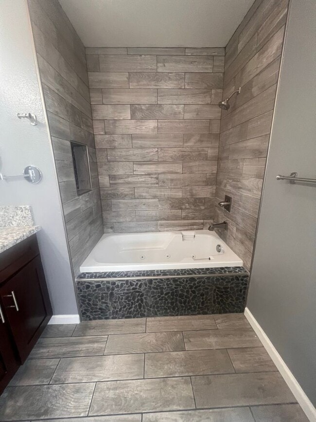 Building Photo - Beautiful 3 Bed / 2 Bath Home with Detached Bonus Space