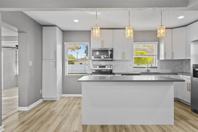 Building Photo - 2302 S Thixton Ct