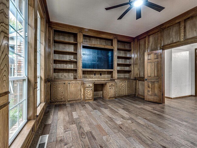 Building Photo - 4 Bedrooms - 3 Bathrooms - 3 Car Garage - ...