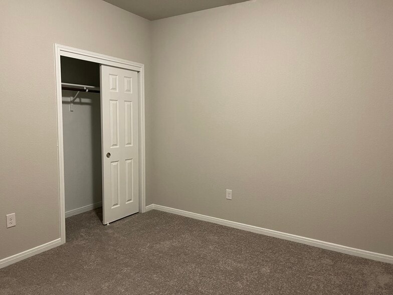 Building Photo - 300 La Joya Pass