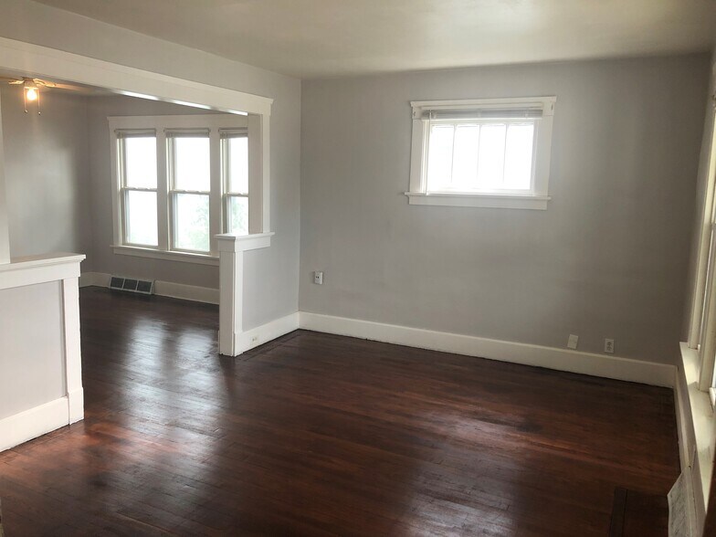 Building Photo - 703 Chicago St