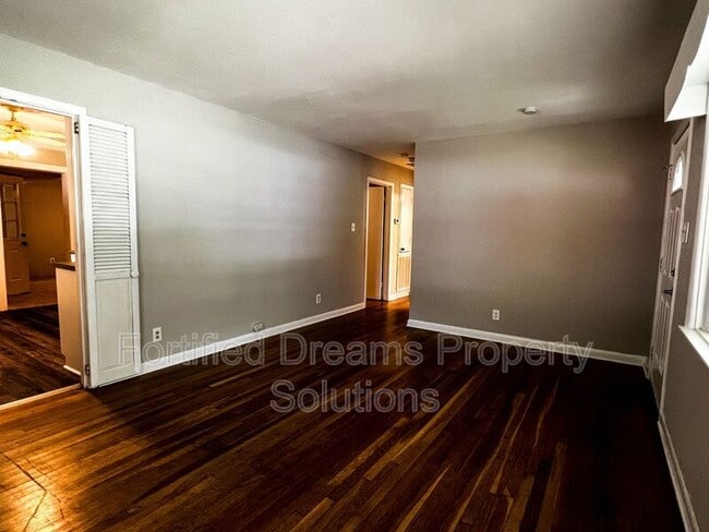 Building Photo - 1908 Rayston Dr