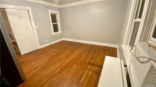 Building Photo - "Charming 3-Bedroom Unit in Queens – Spacious 900 Sq Ft Living!"