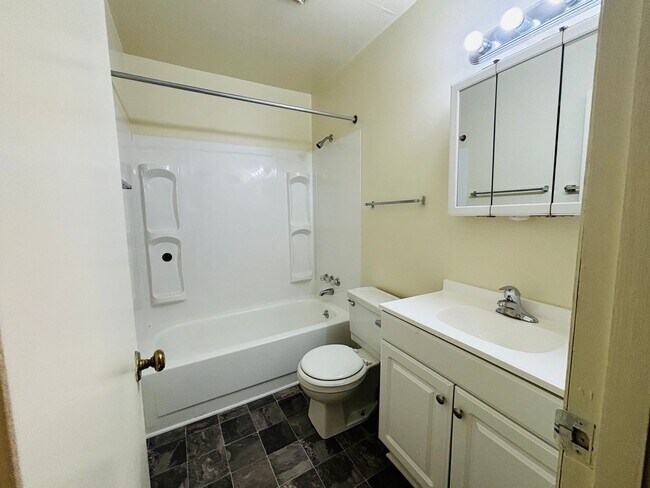 Building Photo - 124 Camelot Ct