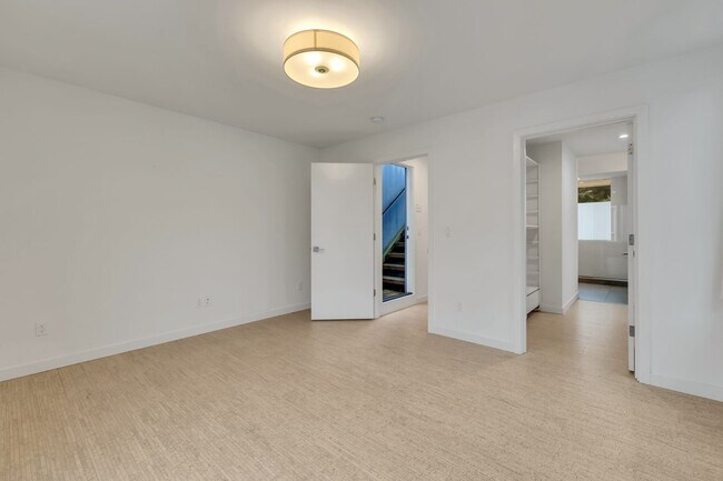 Building Photo - Modern 3BR Townhome with Rooftop Deck Near Downtown Seattle