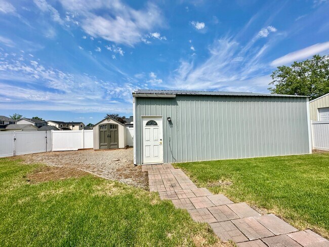 Building Photo - Newly Renovated Expansive Multi story 4 be...
