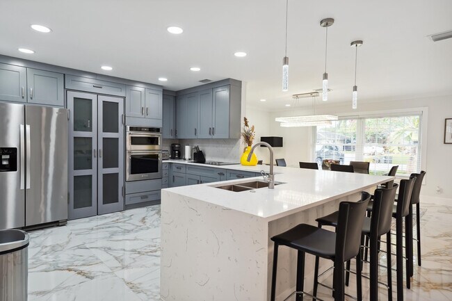 Building Photo - 4091 Lakespur Cir N