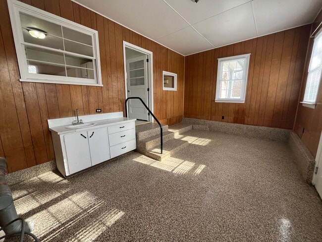 Building Photo - 5-Bedroom Farmhouse North of Middlebury in Middlebury School District
