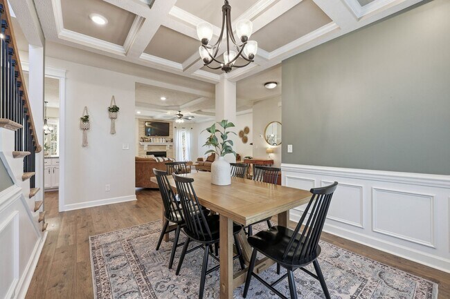 Building Photo - Dog Friendly Three Bedroom with Bonus in Sango!