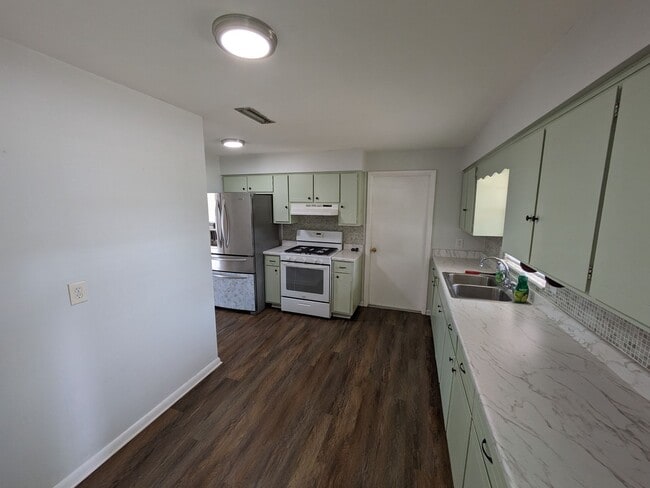 Building Photo - Imperial Estates Rental