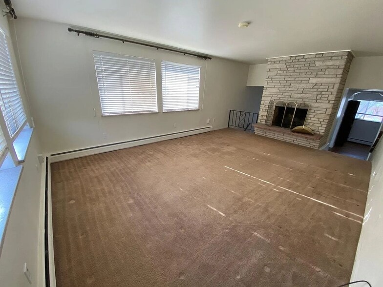 Building Photo - 5290 W Plymouth Dr