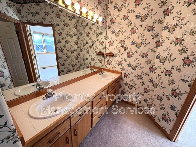 Building Photo - 4041 Pine Cove Rd