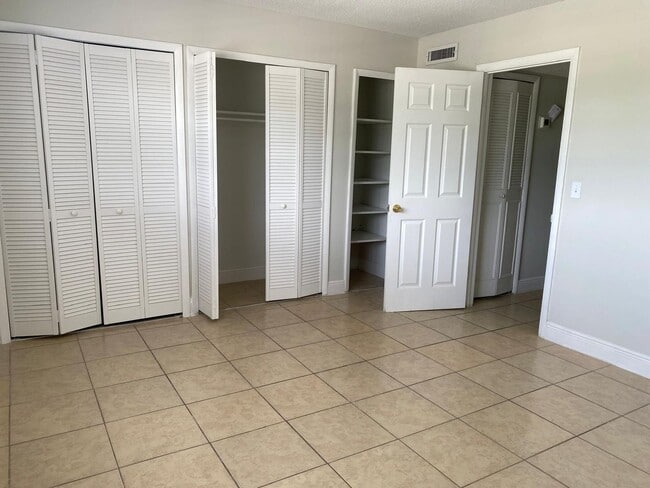 Building Photo - Apartament For Rent 1 bed / 1 bath
