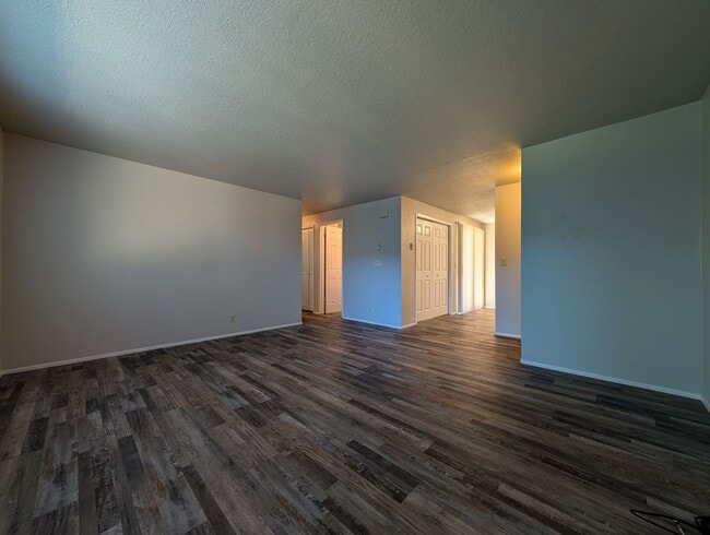 Building Photo - Great 2 bed/1 bath with one car garage! In...