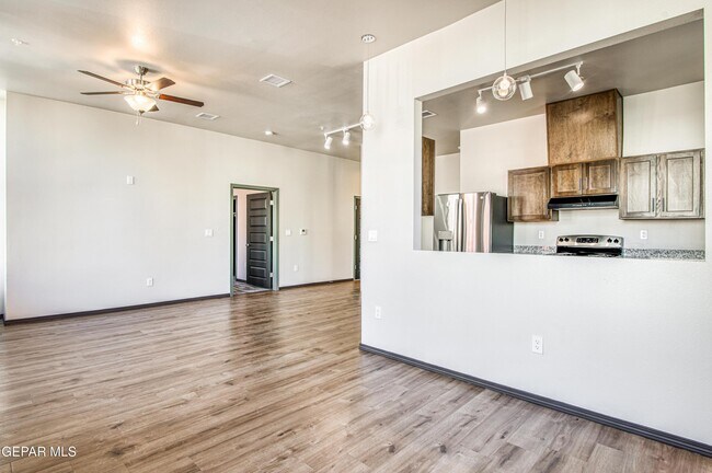 Building Photo - 312 E Overland Ave