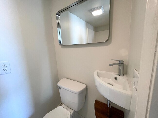 Building Photo - Updated 3 bed 2 bath duplex near downtown ...