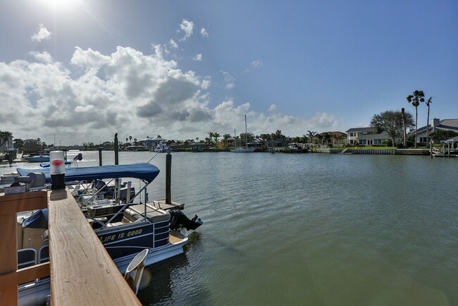 Building Photo - Intracoastal 2 bed/ 2 ba condo with lots o...