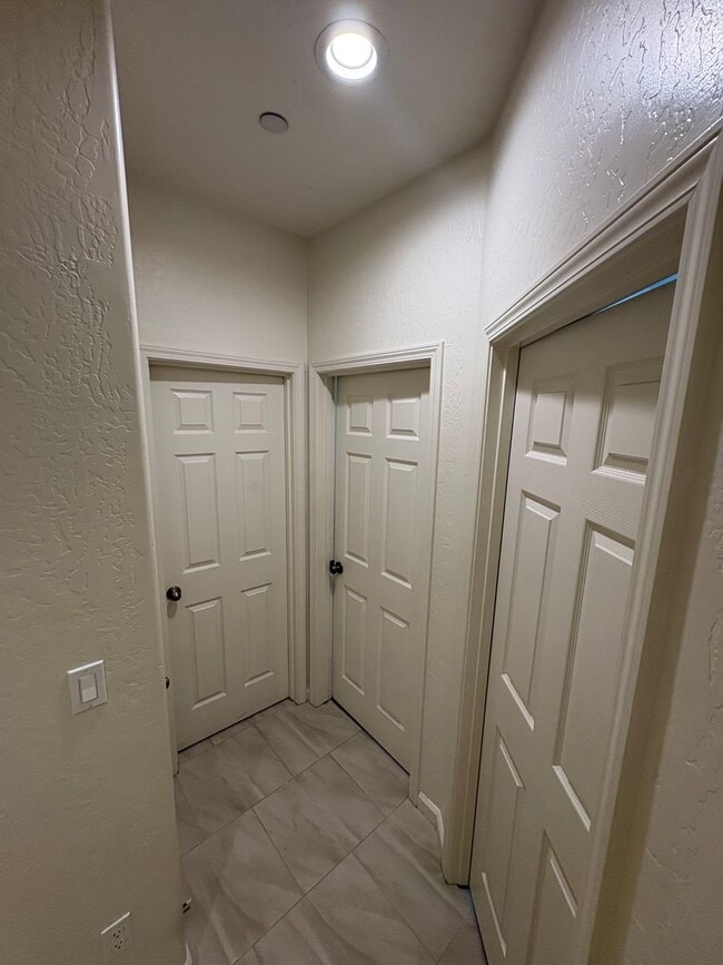 Building Photo - Comfortable NW Visalia Home Rent Ready!