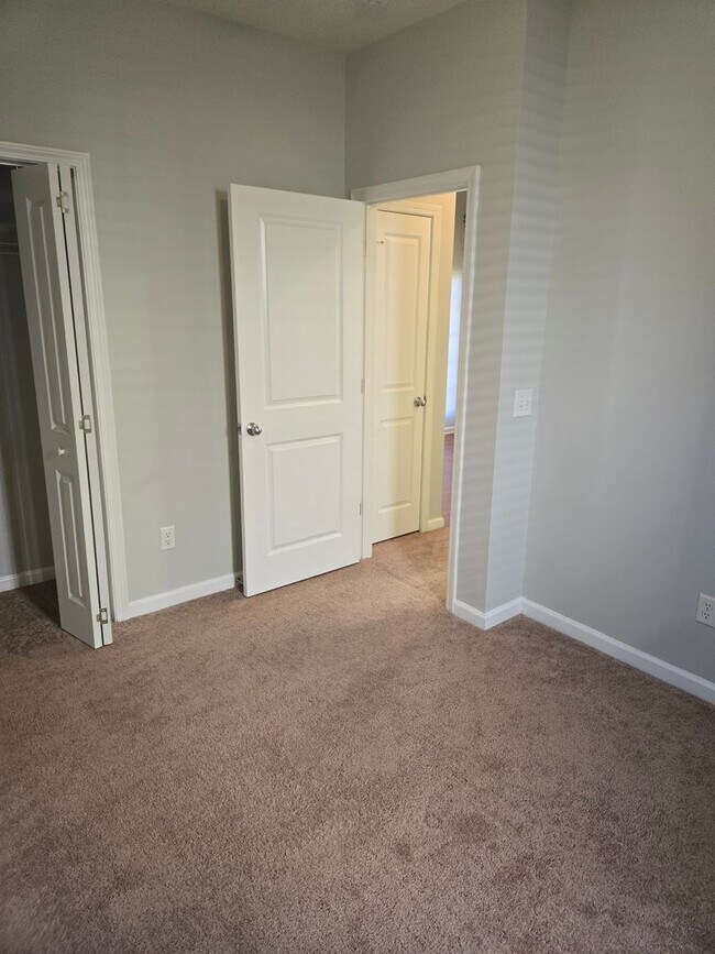 Building Photo - Beautiful 3 bedroom available