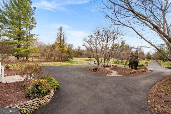 Building Photo - 19451 Youngs Cliff Rd