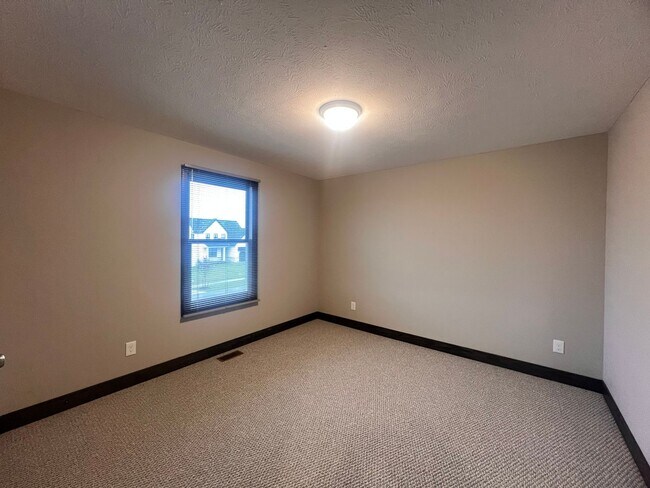 Building Photo - Four Bedroom Duplex in Caledonia!