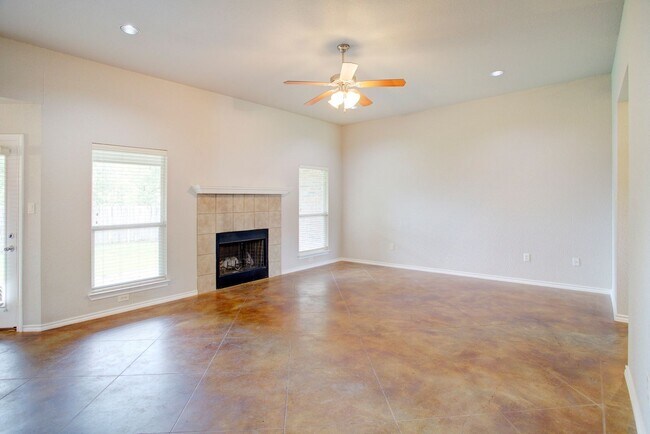 Building Photo - Available July | 4-bedroom 2 bath home in ...
