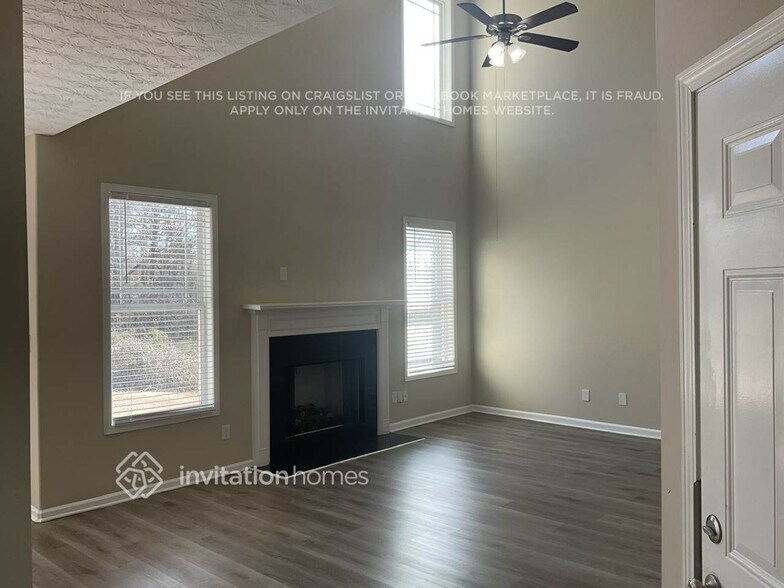 Building Photo - 6490 Drake Manor