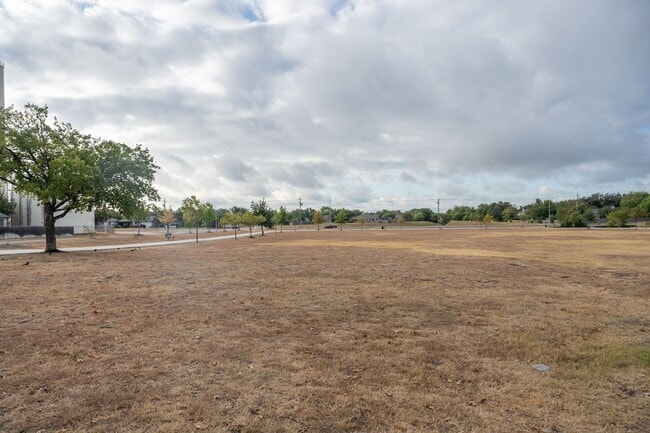 Building Photo - Nestled in Round Rock neighborhood.