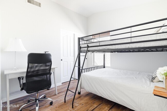 Building Photo - 1431 E Century Ave