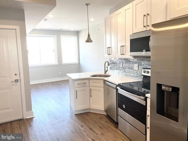 Building Photo - 2425 Frankford Ave