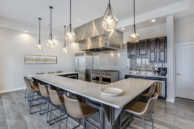 Building Photo - 3960 S Lake Dr