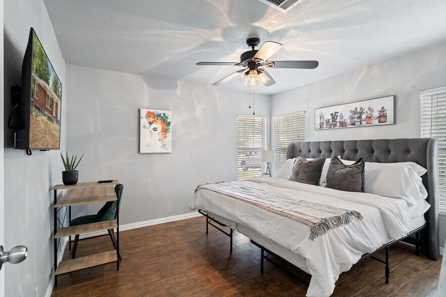 Building Photo - 6418 Onyx Dr N