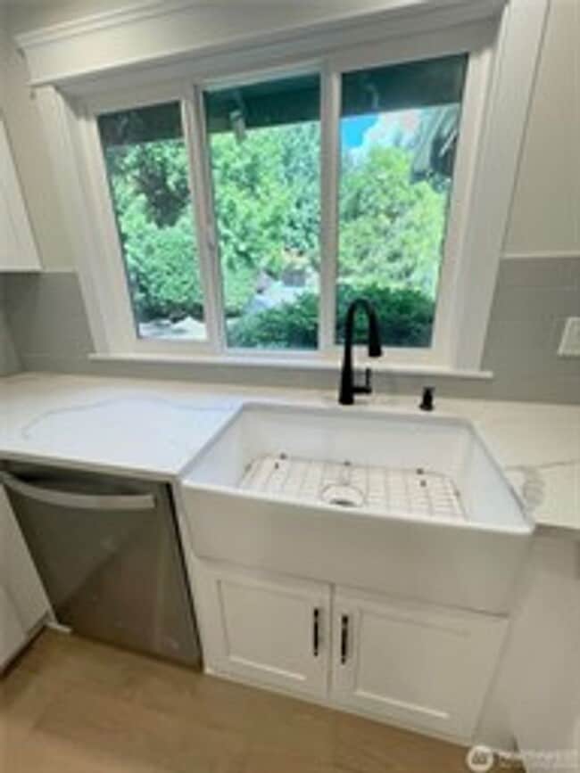 Building Photo - 3Bd/2.5Ba Mercer Island House