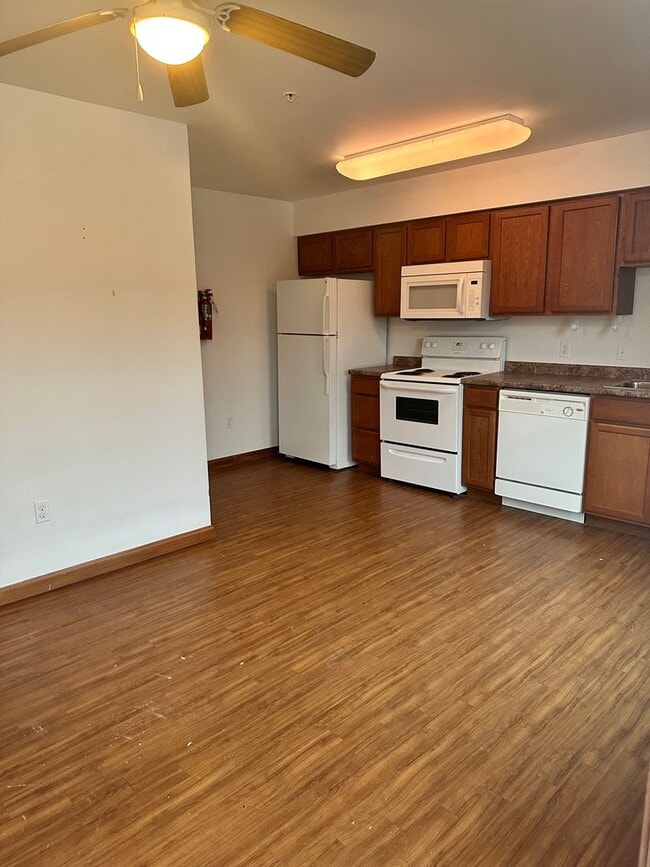 Building Photo - Spacious 2 Bedroom Townhouse