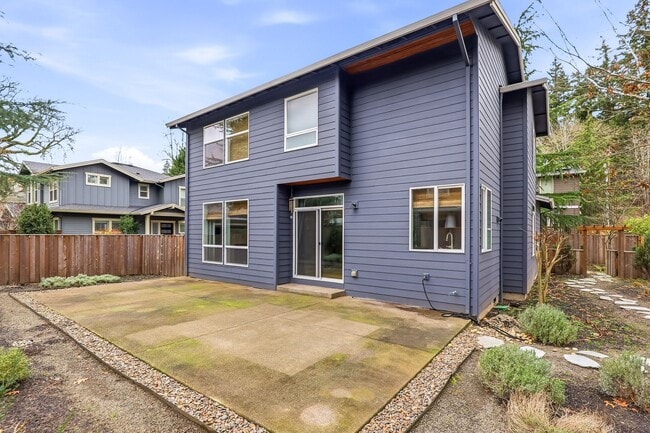 Building Photo - Beautiful 3 Bedroom/2.5 Lake Oswego