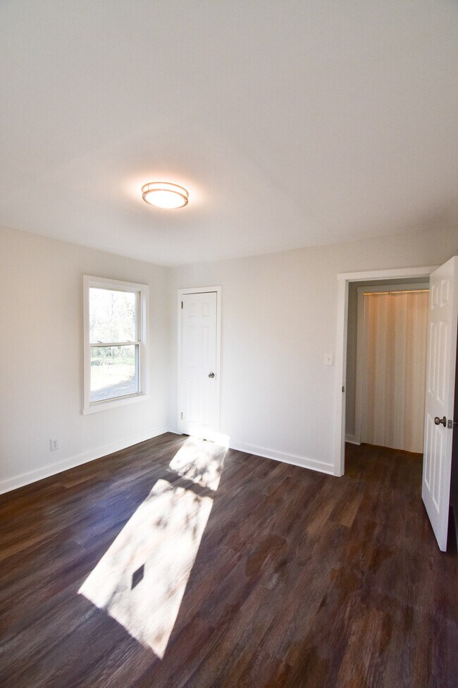 Building Photo - Welcome to this charming 3-bedroom, 1-bath...