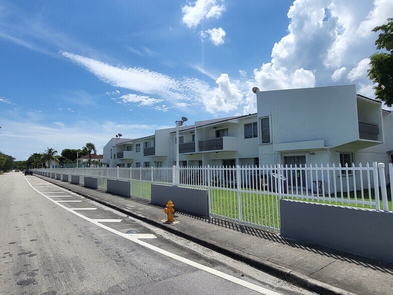 Building Photo - 17160 SW 94th Ave