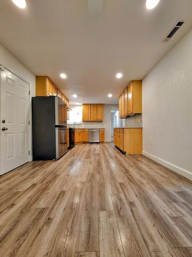 Building Photo - 10501 Observatory Dr