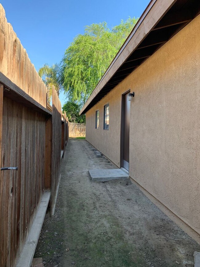 Building Photo - Campus Park Home