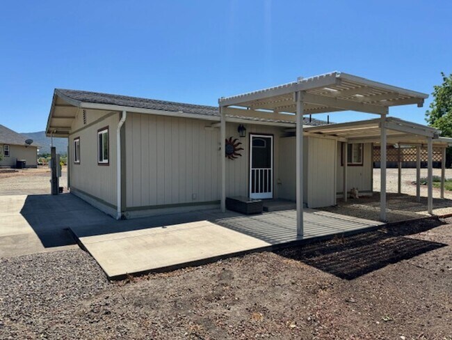 Building Photo - PRIVATE, COUNTRY LIKE SETTING IS A 2 BEDRO...