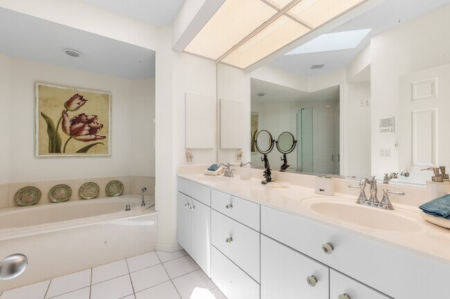 Building Photo - 777 Beach View Dr