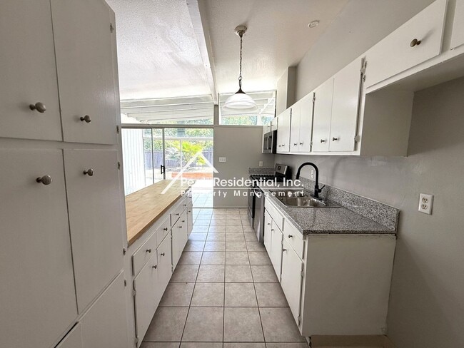 Building Photo - Mid-Century Modern 3bd/2ba Near Madison & ...
