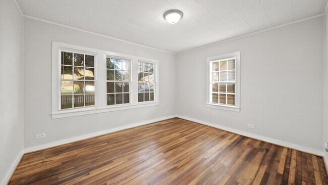 Building Photo - 213 12th Ave N