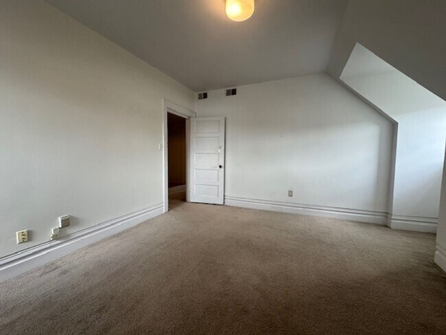 Building Photo - 4821 Centre Ave