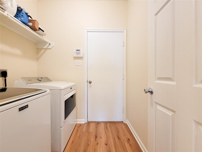 Building Photo - 1610 Pointe Leone