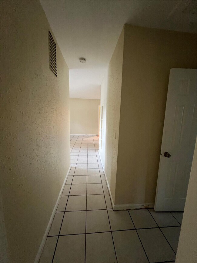 Building Photo - 418 E Evanston Cir