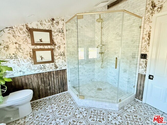 Building Photo - 370 Main St